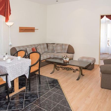 ヘーヴィーズ Astoria Panzio Bed & Breakfast エクステリア 写真