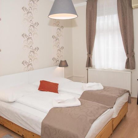 ヘーヴィーズ Astoria Panzio Bed & Breakfast エクステリア 写真