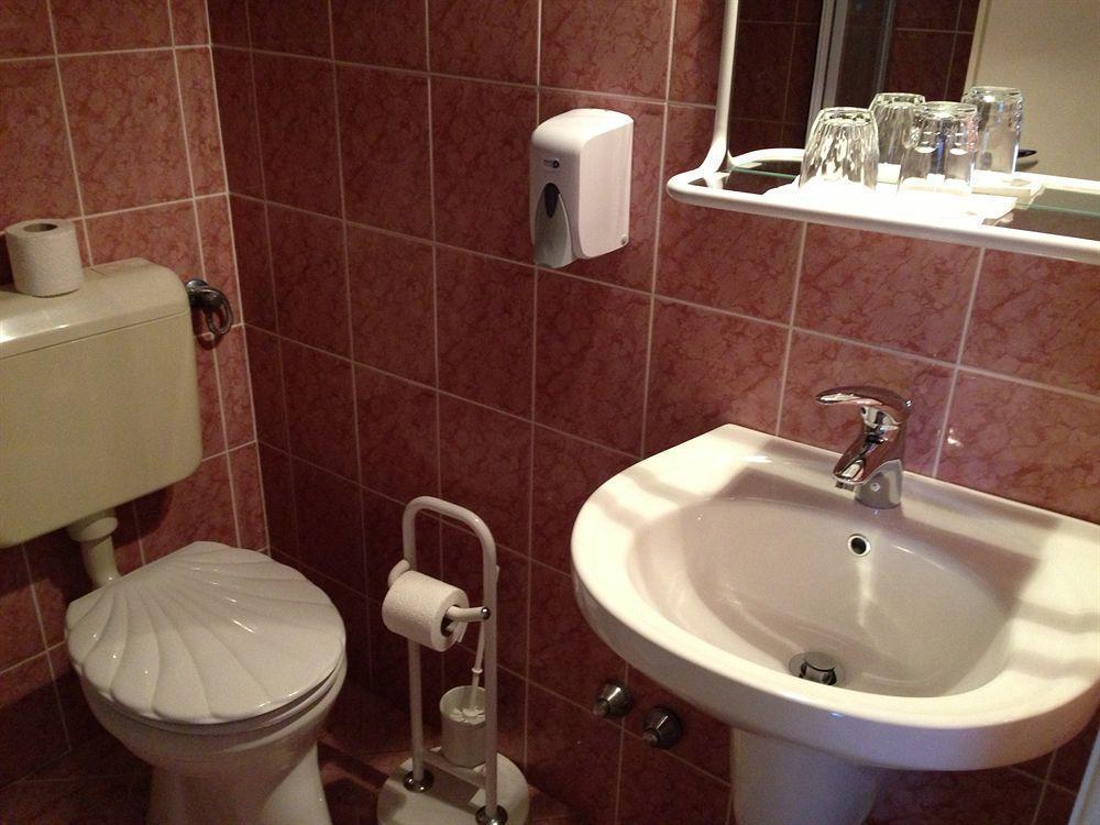 ヘーヴィーズ Astoria Panzio Bed & Breakfast エクステリア 写真