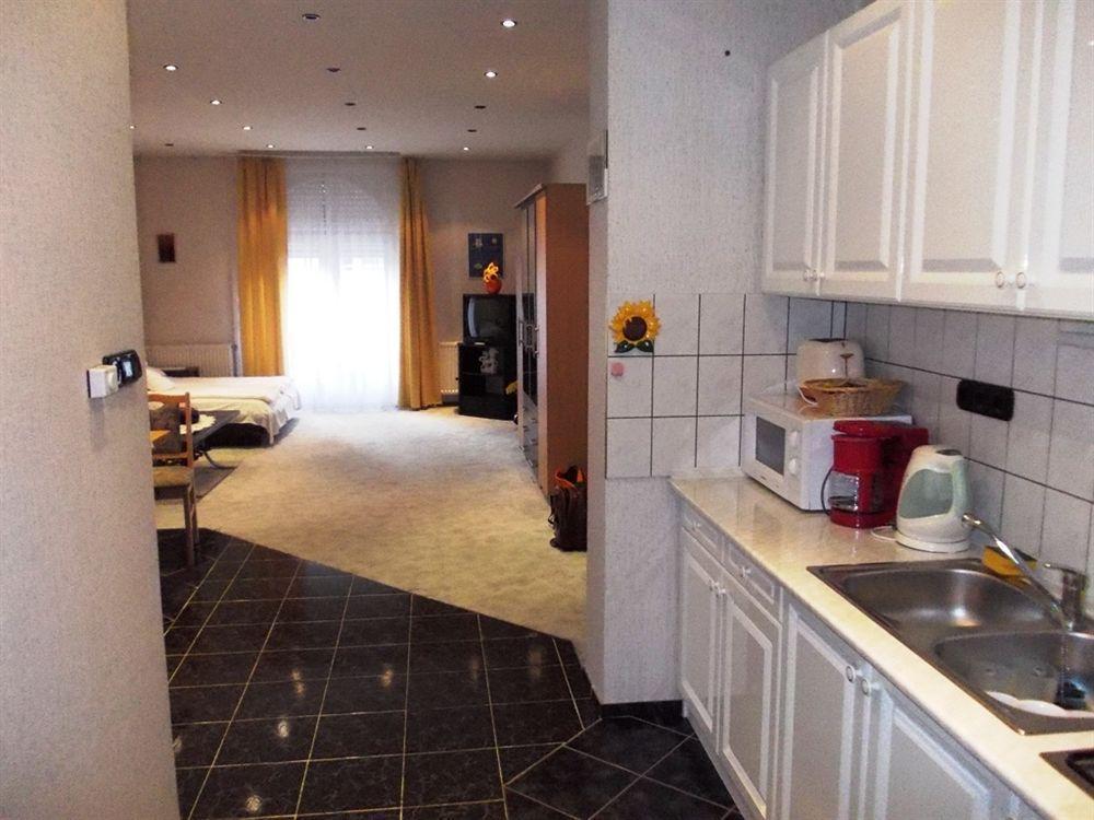 ヘーヴィーズ Astoria Panzio Bed & Breakfast エクステリア 写真