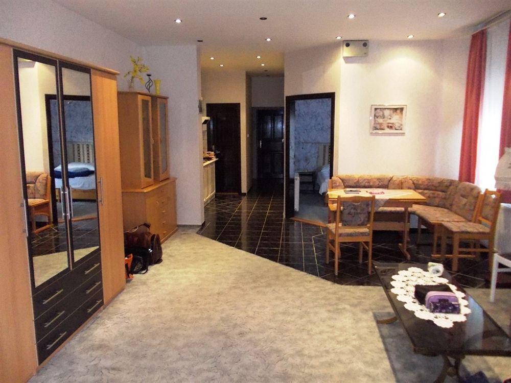 ヘーヴィーズ Astoria Panzio Bed & Breakfast エクステリア 写真
