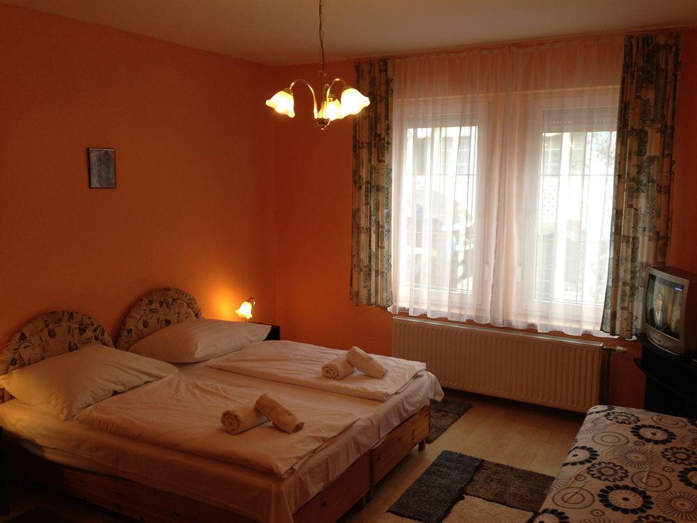 ヘーヴィーズ Astoria Panzio Bed & Breakfast エクステリア 写真