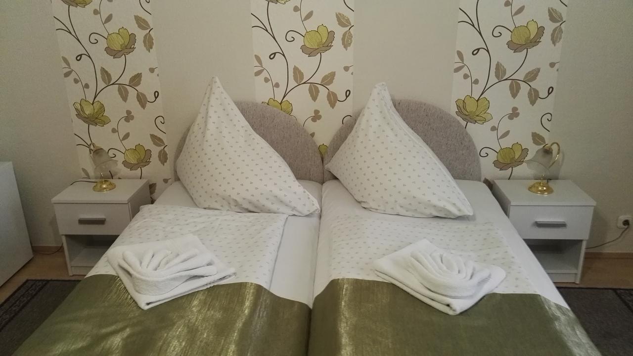 ヘーヴィーズ Astoria Panzio Bed & Breakfast エクステリア 写真