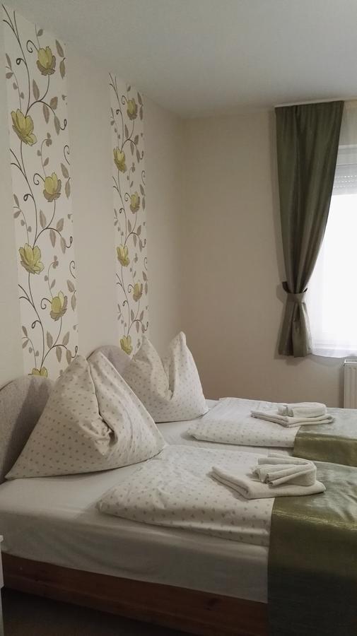 ヘーヴィーズ Astoria Panzio Bed & Breakfast エクステリア 写真
