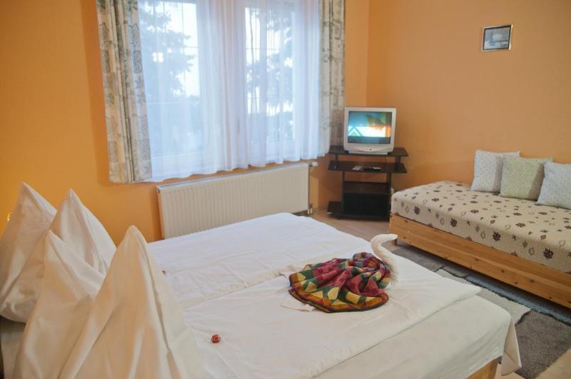 ヘーヴィーズ Astoria Panzio Bed & Breakfast エクステリア 写真