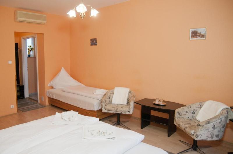 ヘーヴィーズ Astoria Panzio Bed & Breakfast エクステリア 写真