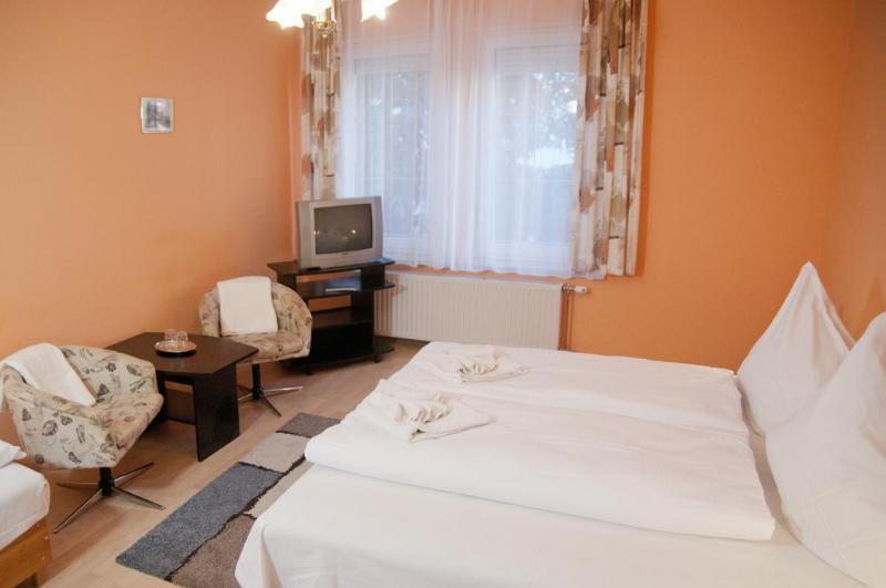 ヘーヴィーズ Astoria Panzio Bed & Breakfast エクステリア 写真