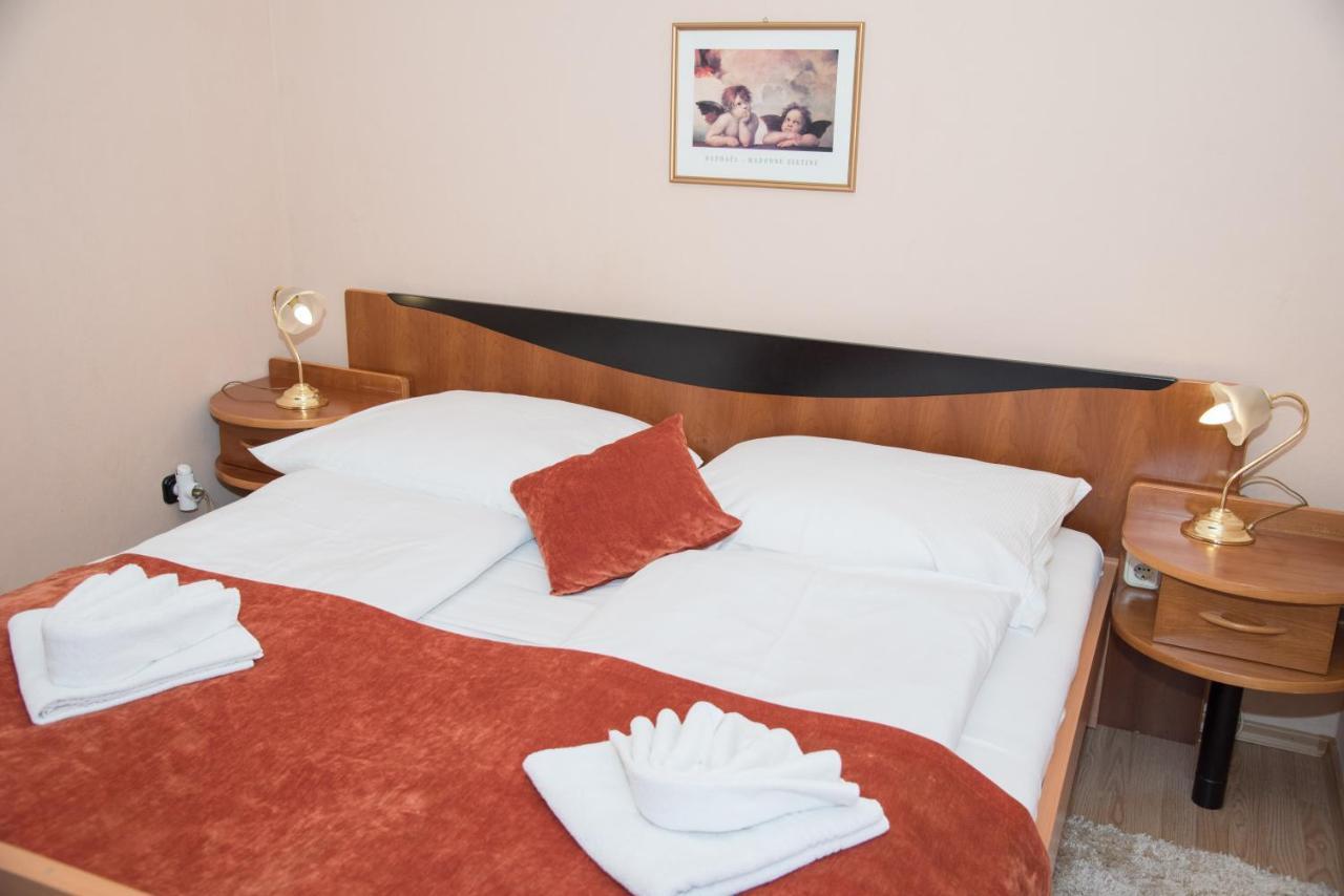 ヘーヴィーズ Astoria Panzio Bed & Breakfast エクステリア 写真