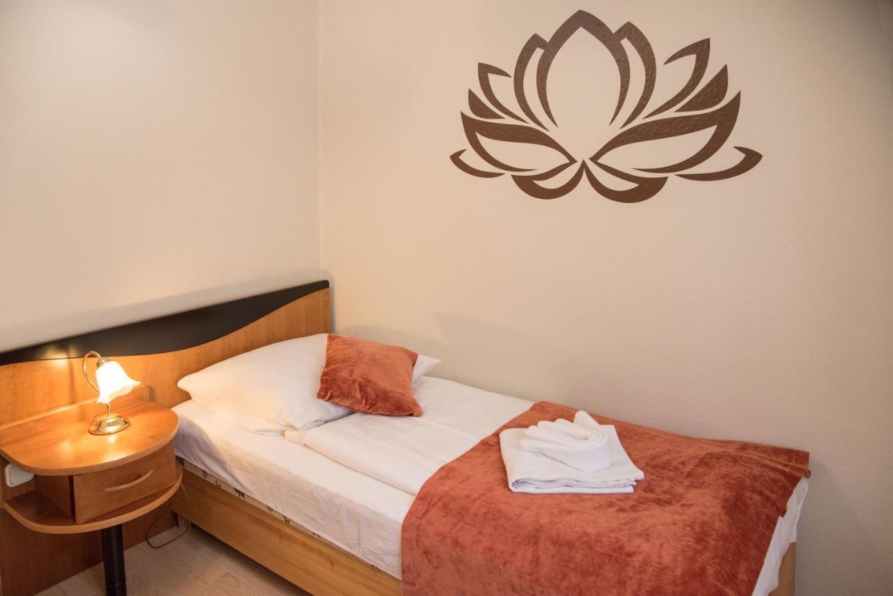 ヘーヴィーズ Astoria Panzio Bed & Breakfast エクステリア 写真