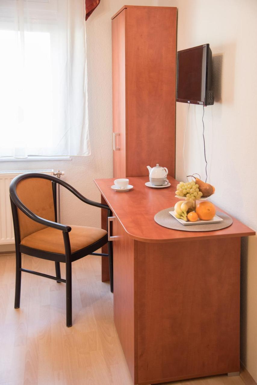 ヘーヴィーズ Astoria Panzio Bed & Breakfast エクステリア 写真
