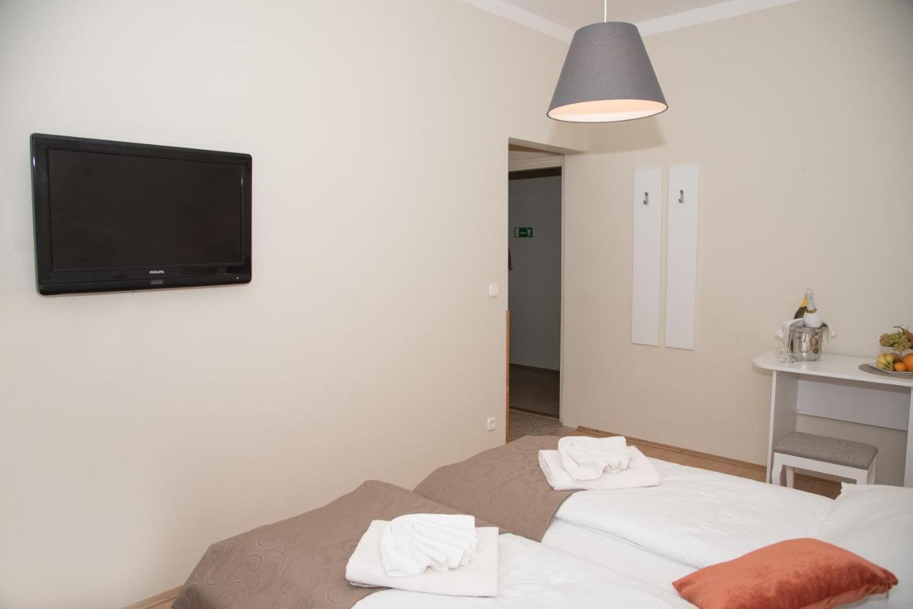 ヘーヴィーズ Astoria Panzio Bed & Breakfast エクステリア 写真