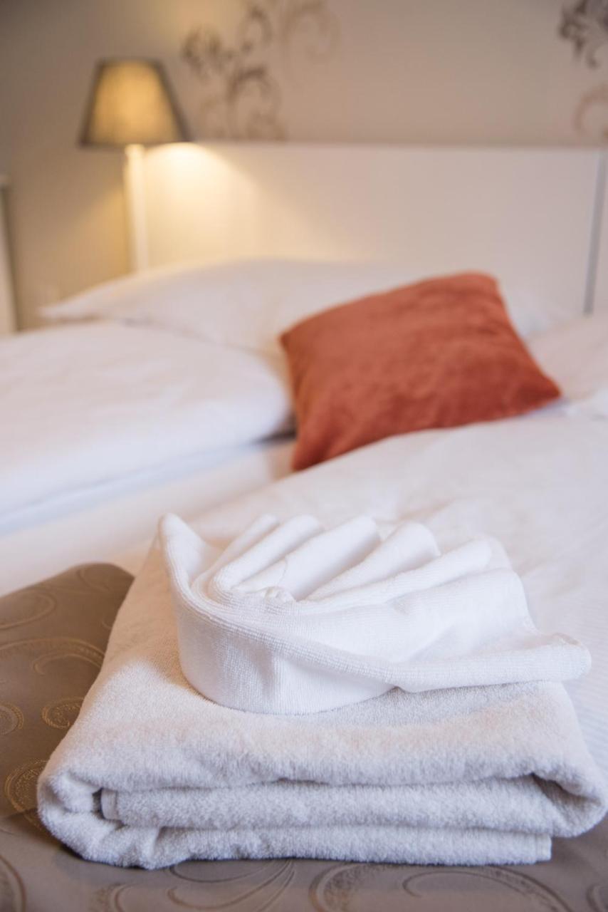 ヘーヴィーズ Astoria Panzio Bed & Breakfast エクステリア 写真