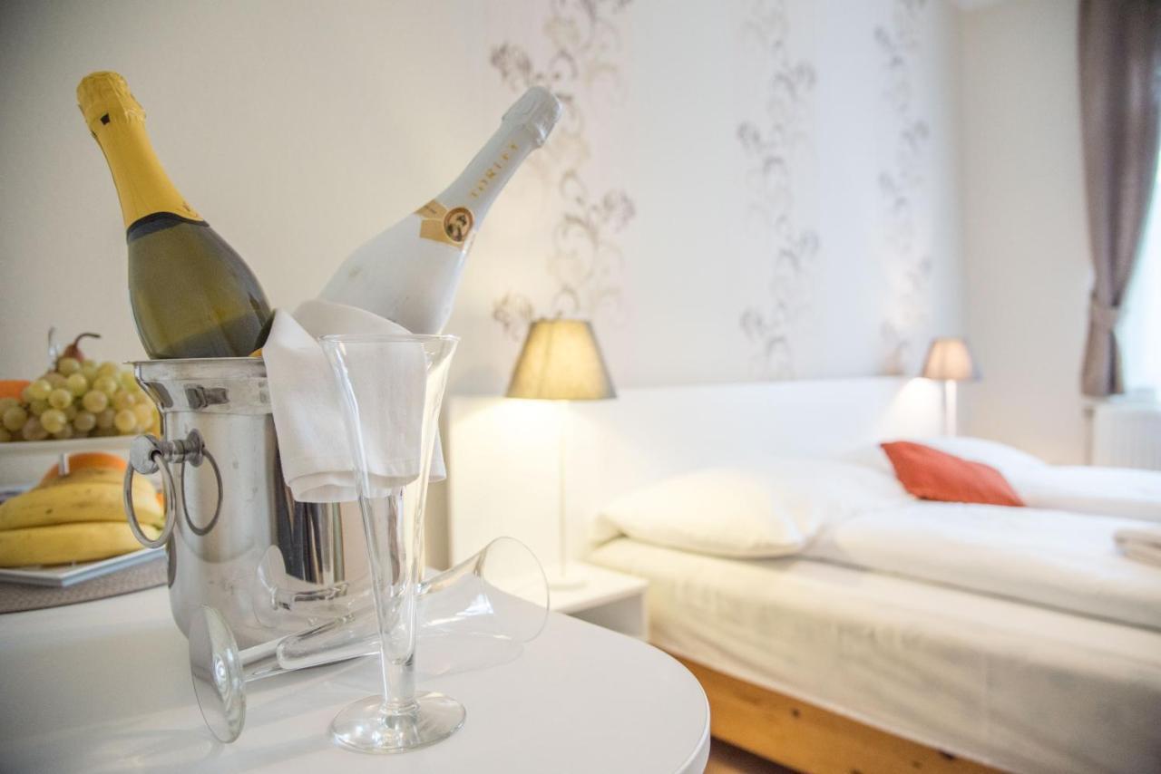 ヘーヴィーズ Astoria Panzio Bed & Breakfast エクステリア 写真