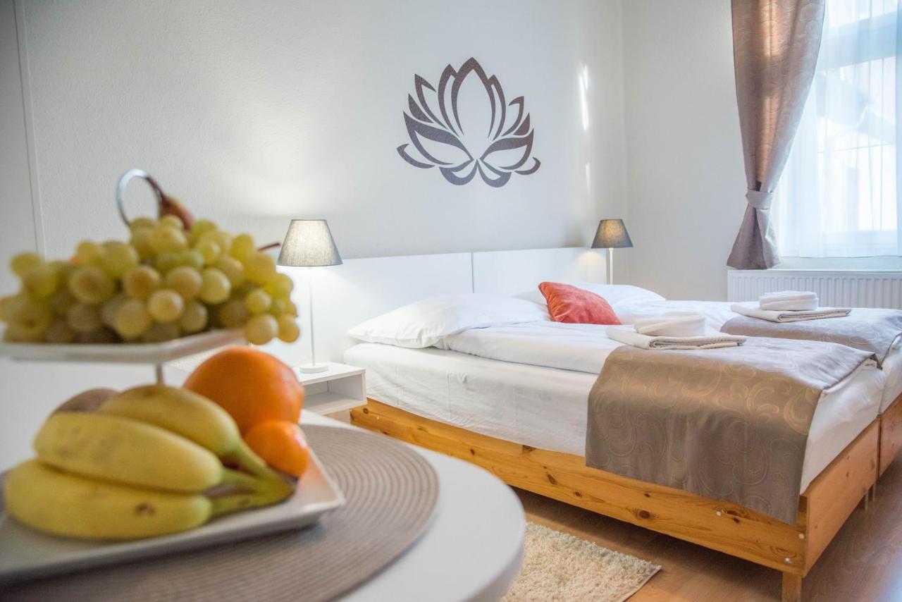 ヘーヴィーズ Astoria Panzio Bed & Breakfast エクステリア 写真
