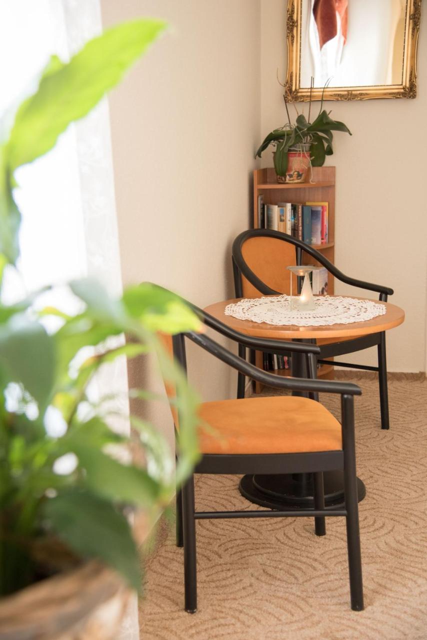 ヘーヴィーズ Astoria Panzio Bed & Breakfast エクステリア 写真