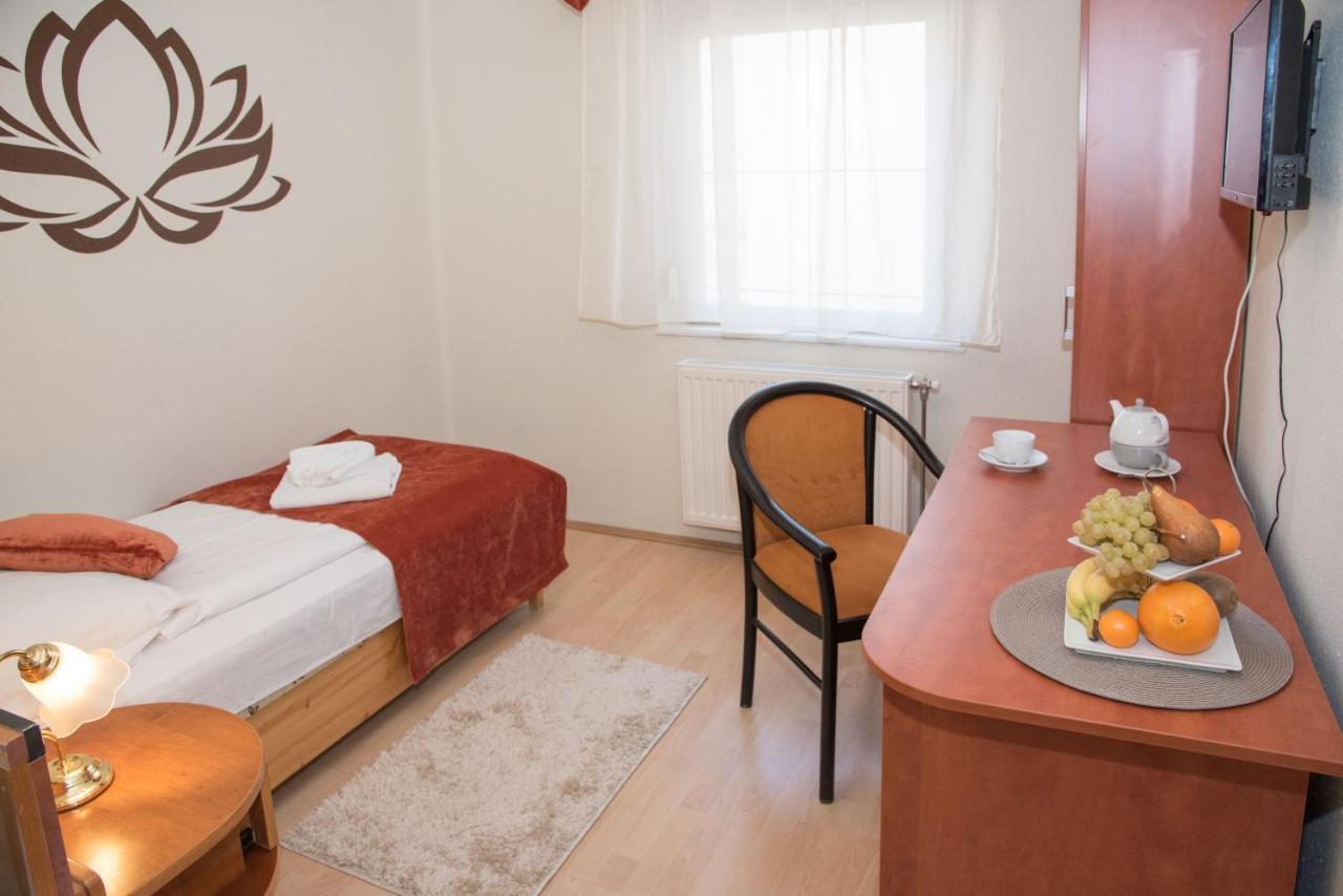 ヘーヴィーズ Astoria Panzio Bed & Breakfast エクステリア 写真